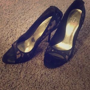 Black lace peeptoe heel